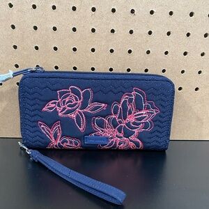 NWT Vera Bradley Iconic RFID Accordion Wristlet Purse Wallet Classic Navy